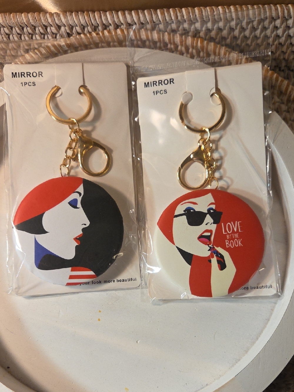 Fashion Illustration Round Mirror Keychain - Red & Black